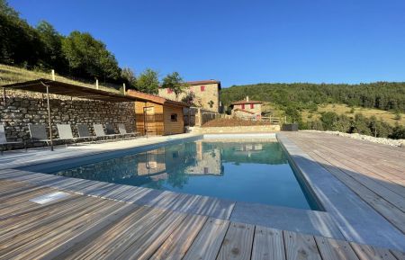 G&icirc;te n&deg;114706 Labatie-d'Andaure - Ard&egrave;che - les maisons vue de la piscine