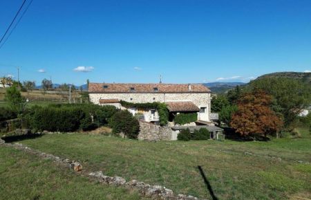 G&icirc;te n&deg;122704 Lachapelle-sous-Aubenas - Ard&egrave;che - Le g&icirc;te &agrave; gauche et l'habitation des propri&eacute;taires &agrave; droite