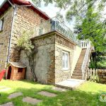 Les 2 g&icirc;tes mitoyens en &eacute;tage, le jardin commun, l'escalier menant aux 2 g&icirc;tes