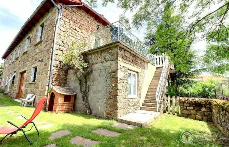 G&icirc;te n&deg;106004 Issarl&egrave;s - Ard&egrave;che - Les 2 g&icirc;tes mitoyens en &eacute;tage, le jardin commun, l'escalier menant aux 2 g&icirc;tes