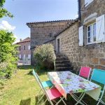 Le jardin privatif et l'acc&egrave;s au g&icirc;te par les escaliers