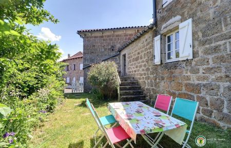 G&icirc;te n&deg;106019 Issarl&egrave;s - Ard&egrave;che - Le jardin privatif et l'acc&egrave;s au g&icirc;te par les escaliers