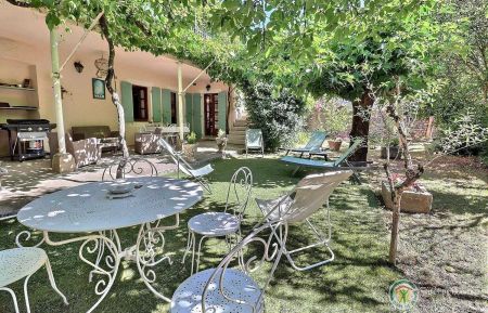 G&icirc;te n&deg;348043 Vog&uuml;&eacute; - Ard&egrave;che - Joli jardin clos ombrag&eacute;, avec terrasse couverte dans le coeur du village