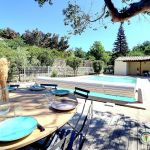 Profitez de la terrasse pour un repas pr&egrave;s de la piscine !