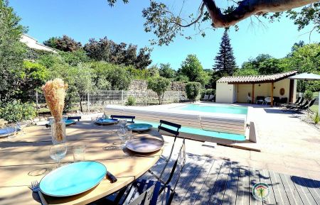 Profitez de la terrasse pour un repas près de la piscine ! Gîte n°199724 Rosières - Ardèche - Profitez de la terrasse pour un repas près de la piscine !