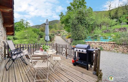 G&icirc;te n&deg;322041 Thueyts - Ard&egrave;che - Salon de jardin, fauteuils relax et barbecue, l'essentiel pour de belles soir&eacute;es d'&eacute;t&eacute; !