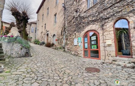 Gite de groupe n&deg;98 Chalencon - Ard&egrave;che - Le g&icirc;te Les Bl&eacute;s d'Or au coeur du village 