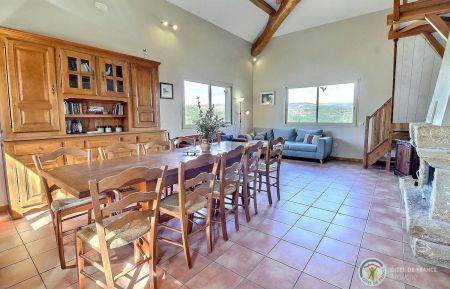 G&icirc;te n&deg;17043 Les Assions - Ard&egrave;che - Pi&egrave;ce de vie lumineuse avec vue sur les C&eacute;vennes