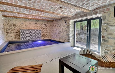 G&icirc;te n&deg;101704 Grospierres - Ard&egrave;che - Espace bien &ecirc;tre int&eacute;rieur avec piscine baln&eacute;o, sauna