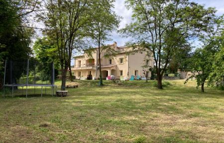 G&icirc;te n&deg;19720 Aubenas - Ard&egrave;che - Le vaste jardin avec son trampolin, sa slack-line et sa table de ping pong