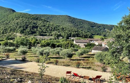 G&icirc;te n&deg;273711 Saint-Maurice-d'Ibie - Ard&egrave;che - Terrain d&eacute;tente + jeux de boules