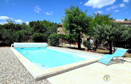 G&icirc;te n&deg;343712 Vinezac - Ard&egrave;che - Vue d'ensemble sur la piscine &agrave; partager et ses abords